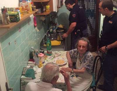 La historia de los policías que, cocinando para dos ancianos, se han ganado los corazoncitos de los internautas