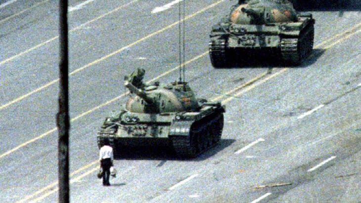 Un hombre se muestra pacífico frente a las tropas en la plaza Tiananmen