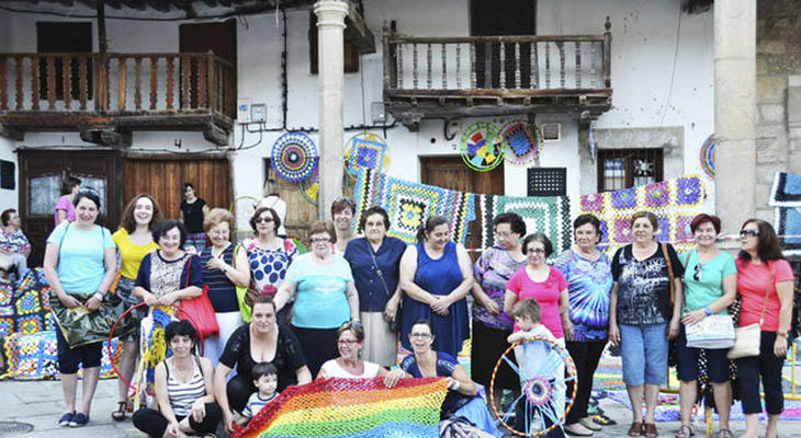 Vecinos de Valverde de la Vera posando con algunos de los bordados