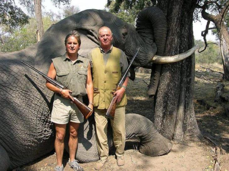 El Rey Juan Carlos I con un elefante muerto en 2006 (El Mundo)