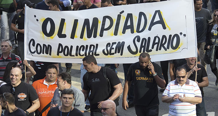 Manifestación de policías a los que han pagado el sueldo a plazos