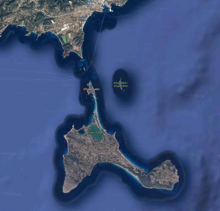S'Espalmador en el centro, entre Ibiza y Formentera
