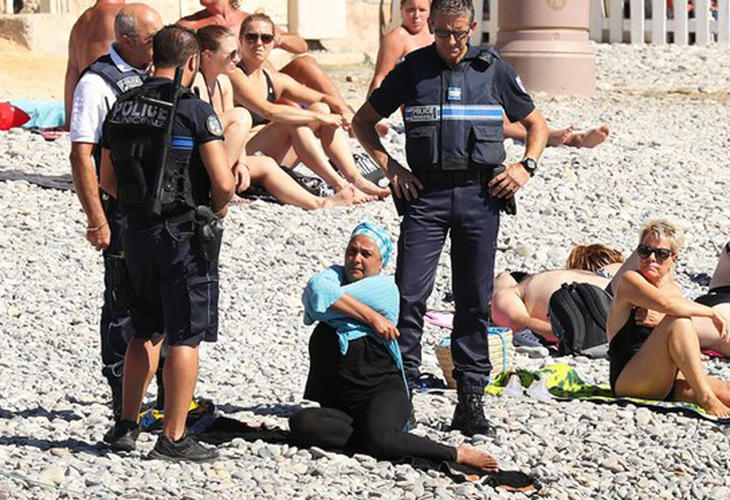 Los policías hablan con una mujer con burkini