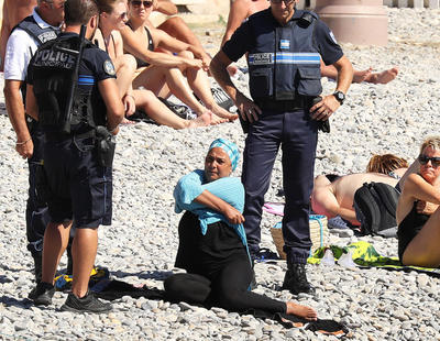 Prohíben compartir fotografías de policías haciendo cumplir la norma del burkini en Francia