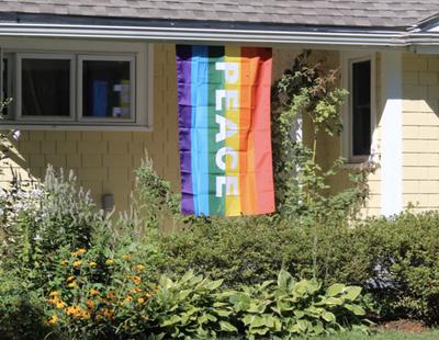 Destrozaron la bandera LGTB de esta pareja, así que sus 40 vecinos las pusieron en sus propias casas
