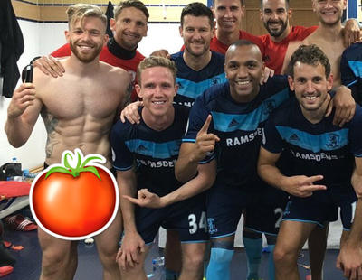 Al futbolista Adam Clayton se le escapó más de lo previsto en esta foto de vestuario