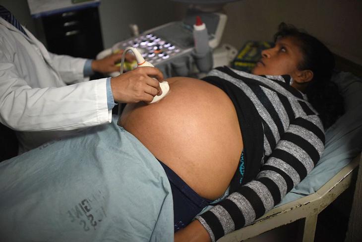 Una mujer es atendida en un centro médico de Guatemala