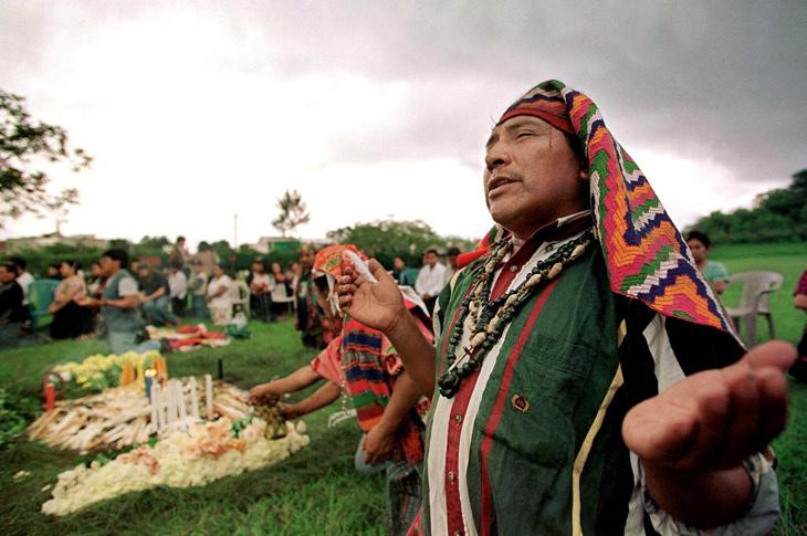 Ceremonia maya en Guatemala