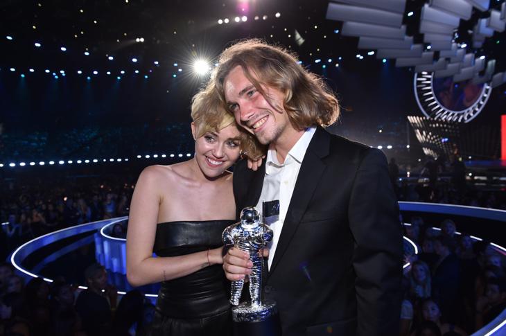 Miley Cyrus con Jesse, el joven sin hogar que recogió el premio