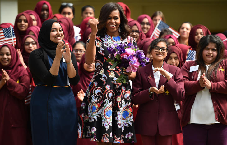 Michelle Obama junto a unas niñas de la iniciativa Let Girls Learn