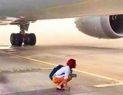 Una mujer se sienta debajo de un avión para impedir que despegue el vuelo que había perdido