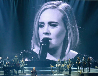 Adele dedica un concierto a Brangelina mientras las redes la toman con Marion Cotillard