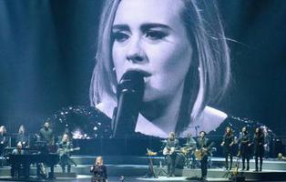 Adele dedica un concierto a Brangelina mientras las redes la toman con Marion Cotillard