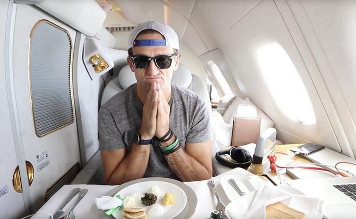 A pesar de la fama del caviar, Neistat no pone buena cara al plato