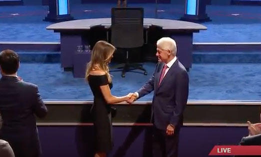 ¡Bill y Melania ya están en el debate! ¿Habrá copiado la mujer de Trump a alguien esta noche?