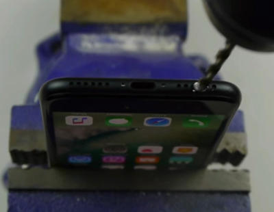 Hay gente taladrando su iPhone 7 para crear una entrada de auriculares