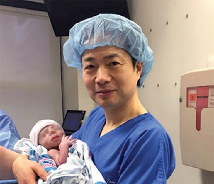 El doctor Zhang con el bebé (New Scientist)