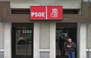 Los vecinos de Ferraz celebran la crisis del PSOE con el himno del PP a tope