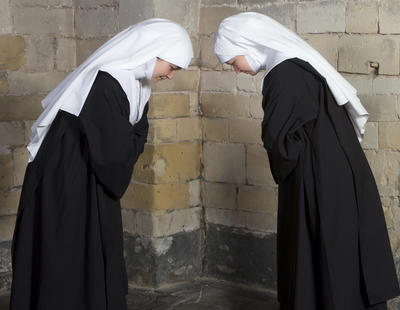 Amor en el convento: Dos monjas lesbianas cuelgan los hábitos para darse el 'sí quiero'