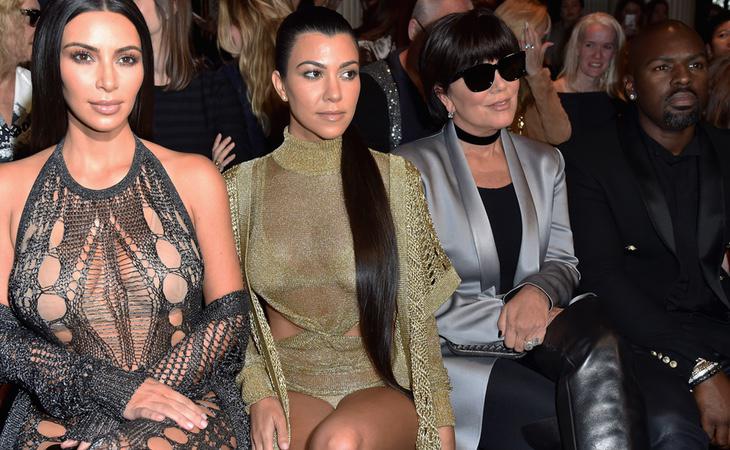 Kim junto a su madre y su hermana disfrutando de la Semana de la Moda