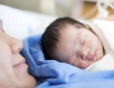 Un hospital de EEUU cobra 40 dólares por sostener a su bebé recién nacido