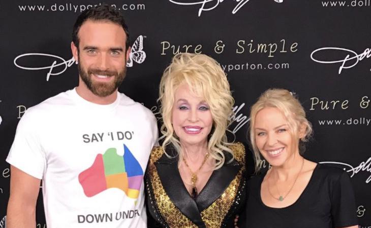 Joshua Sasse, Dolly Parton y Kylie Minogue defienden el matrimonio igualitario