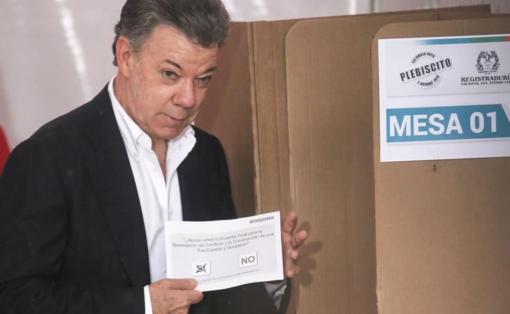 El presidente Santos votando en favor del sí