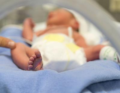 Un bebé sobrevive tras recibir 14 puñaladas y ser enterrado vivo