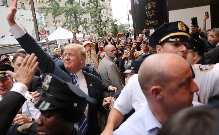 Protesta frente a la Torre Trump por las grabaciones machistas