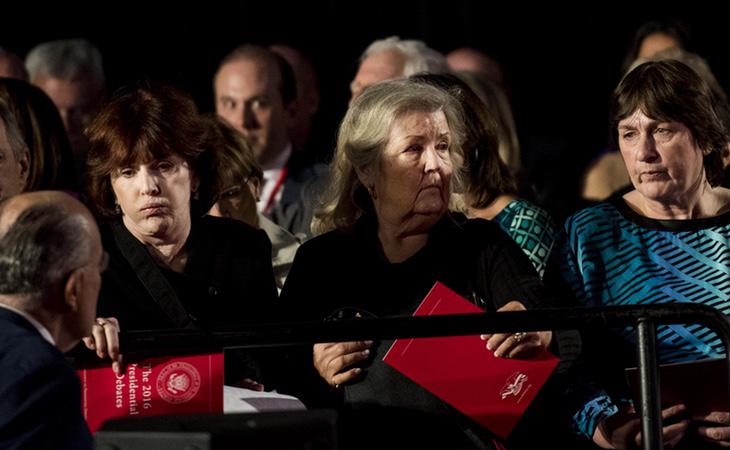 Las tres mujeres que han acusado a Bill Clinton de acoso sexual sentadas durante el debate