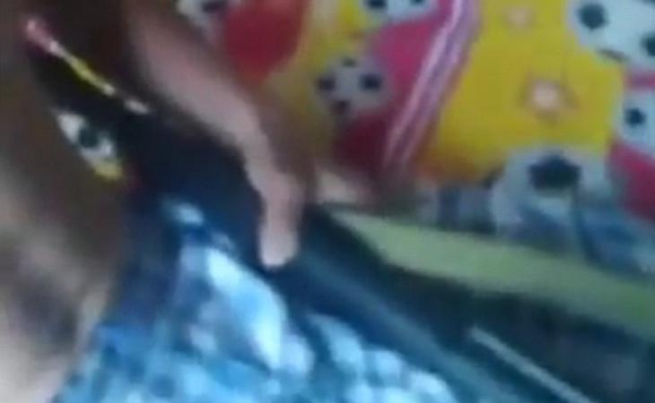 En el vídeo se ve el momento en que el joven se apunta con un arma