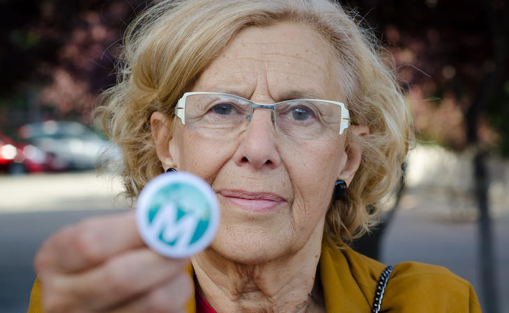 La malvada de Carmena regala un pin envenenado a Ojeda