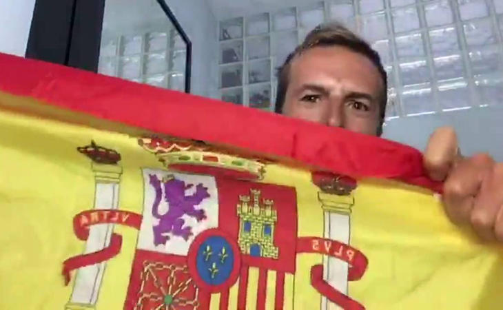 Las persianas de la casa de Álvaro Ojeda son banderas de España