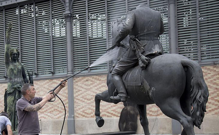 La escultura del Franco descabezado es recibida con huevos y abucheos