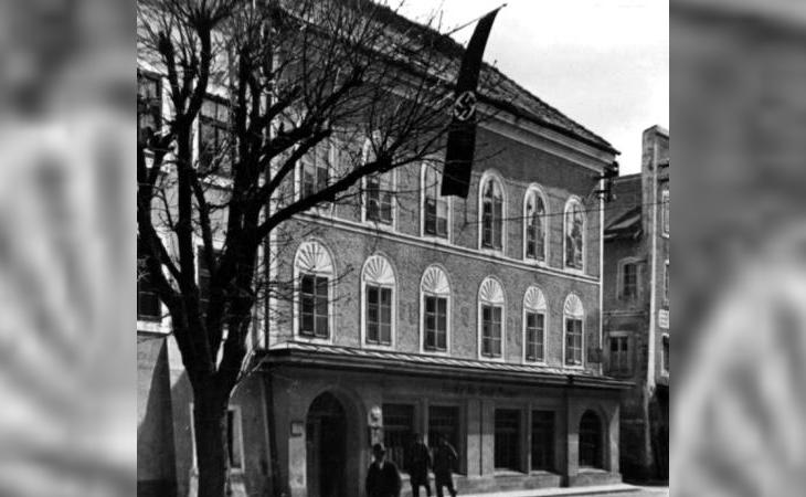 La casa hacia 1934, con una bandera nazi presidiendo la fachada