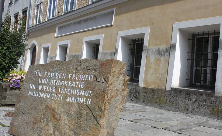 Placa delante de la casa. Traducción: 'Por la paz, la libertad y la democracia. Nunca más el fascismo. Millones de muertos nos advierten'