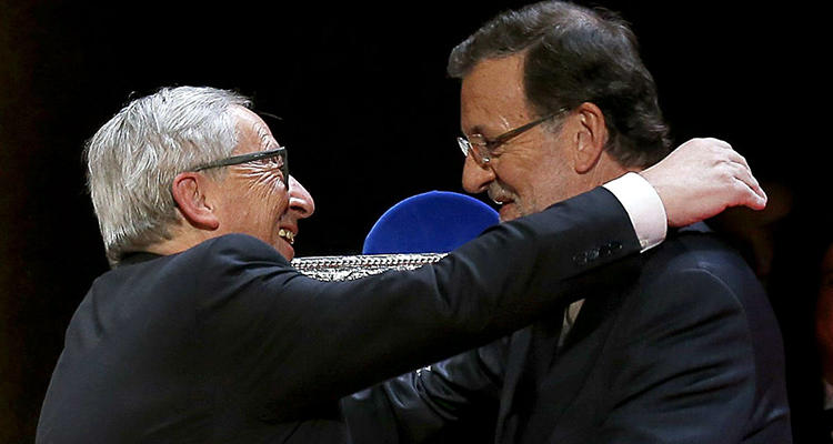 Juncker se abraza con Mariano Rajoy