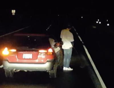 Atasca la carretera para poder orinar en medio de la vía