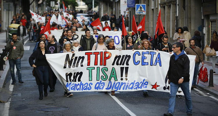 Manifestantes protestan contra el CETA y el TTIP