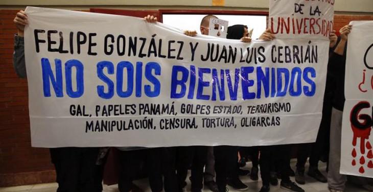 'Felipe González y Juan Luis Cebrián, no sois bienvenidos', lema de la protesta en la UAM