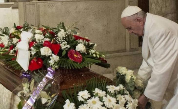 La Iglesia prefiere la sepultura a la cremación