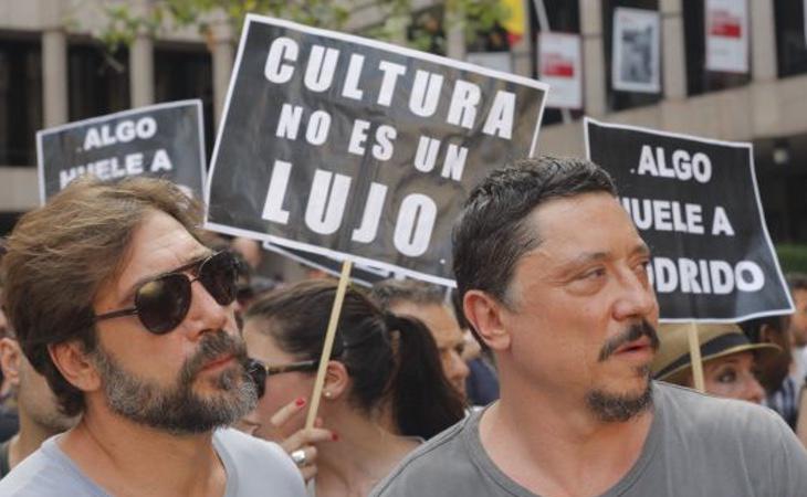 Varias personalidades salieron a la calle a protestar por el IVA cultural