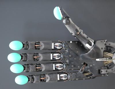 Crean una prótesis capaz de transmitir la sensación del tacto para pacientes con manos amputadas