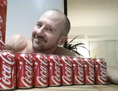 Esto es lo que le ocurre a tu cuerpo después de un mes bebiendo 10 latas diarias de Coca-Cola