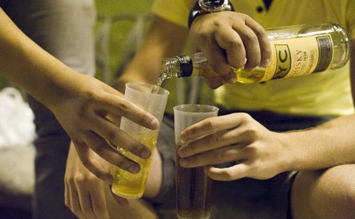 El botellón es una práctica común entre los jóvenes