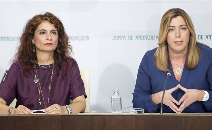 María Jesús Montero (izq) sería la encargada de sustituir a Susana Díaz