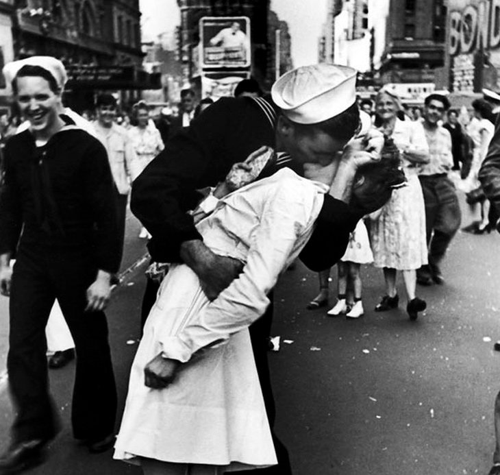 La famosa fotografía de Alfred Eisenstaedt ha sido replicada en múltiples ocasiones