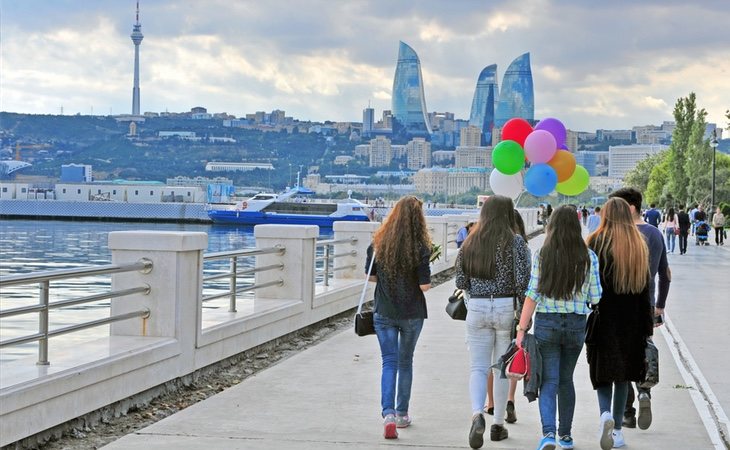 Grupo de mujeres en Baku, capital de Azerbaiyán