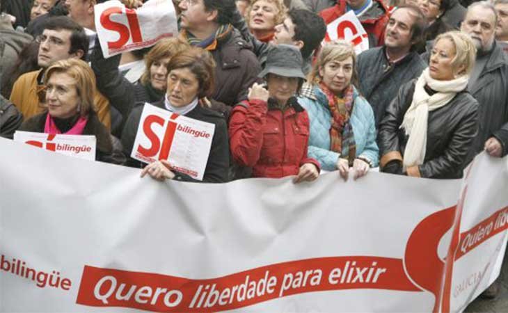 Galicia Bilingüe manifestándose