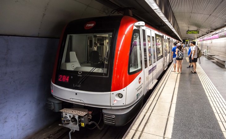 El joven intentó buscar ayuda en el personal del metro de Barcelona sin éxito